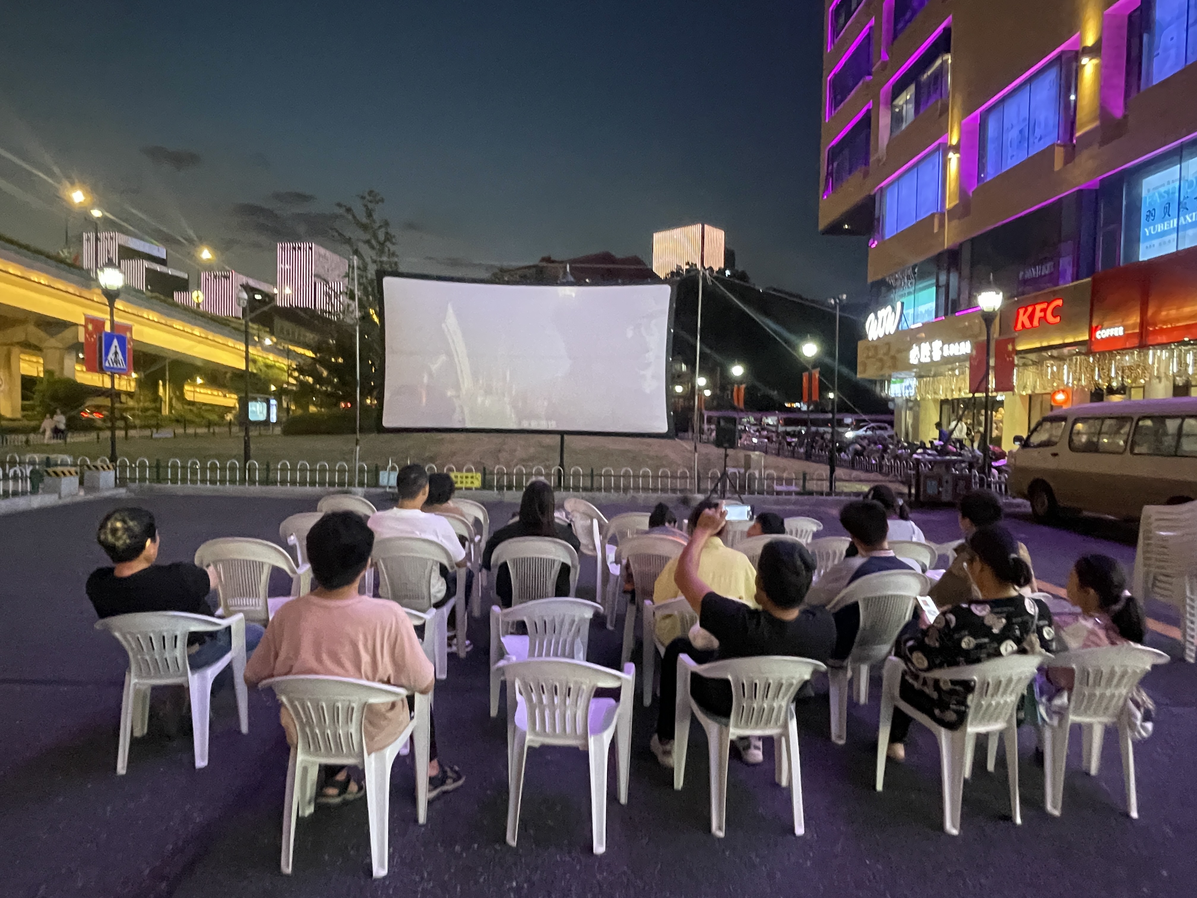 水晶城露天电影放映，点燃红色影象