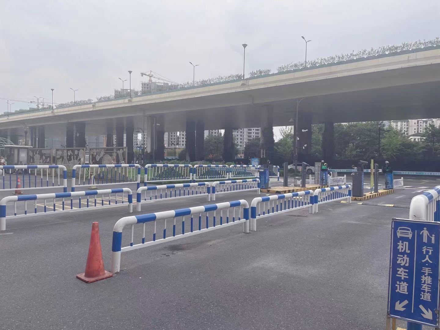 变废为宝，水晶城发展路闸护栏刷新