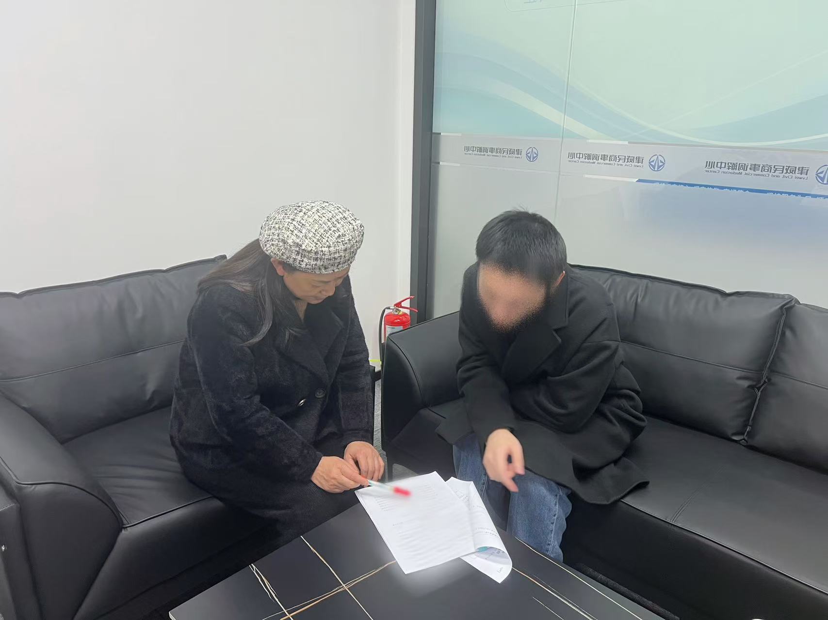邻里同学债，“背靠背”排解显温情