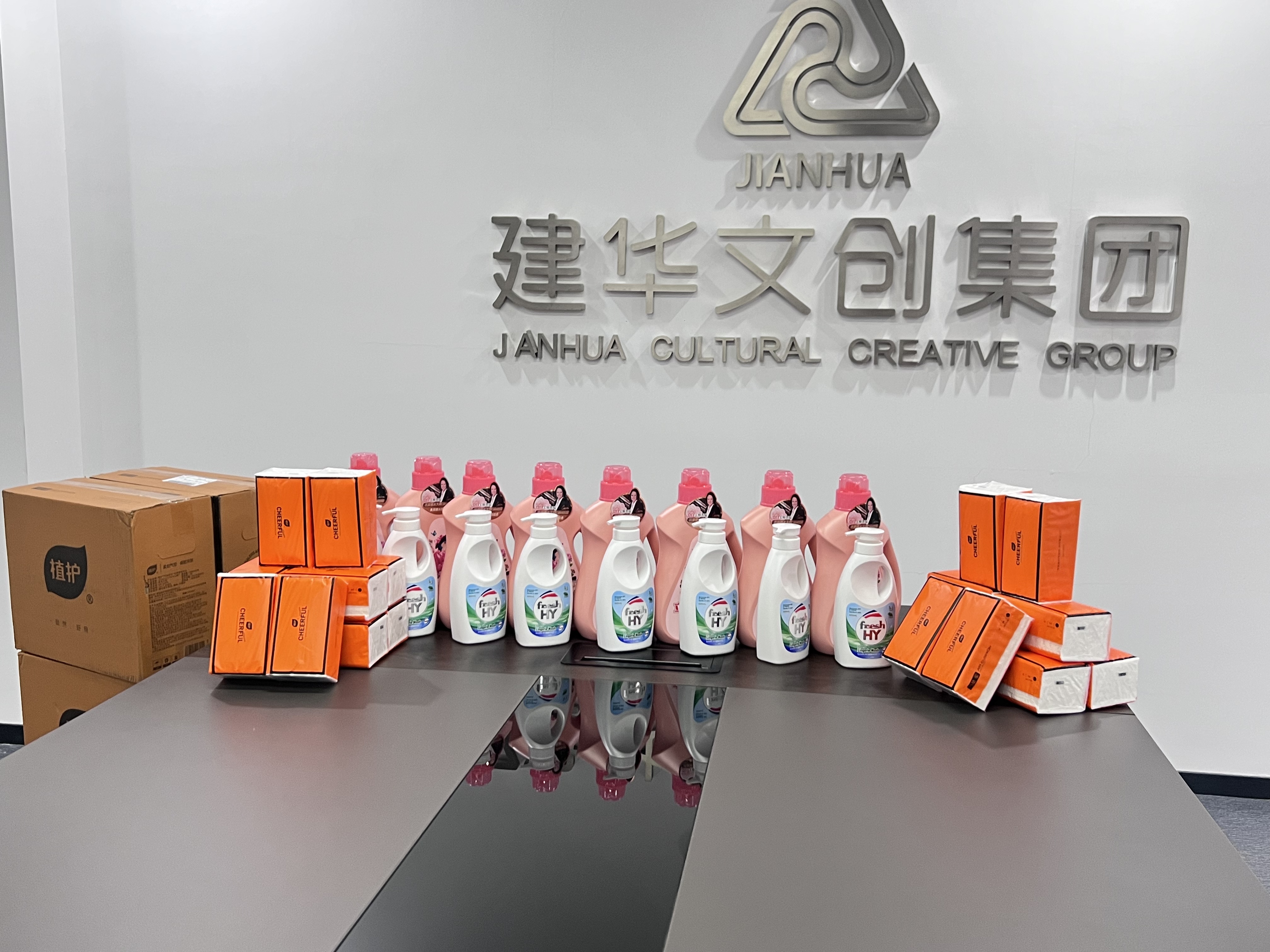 爱在春天，情暖三八——j9国际站备用文创集团工会为女职工发放暖心福利