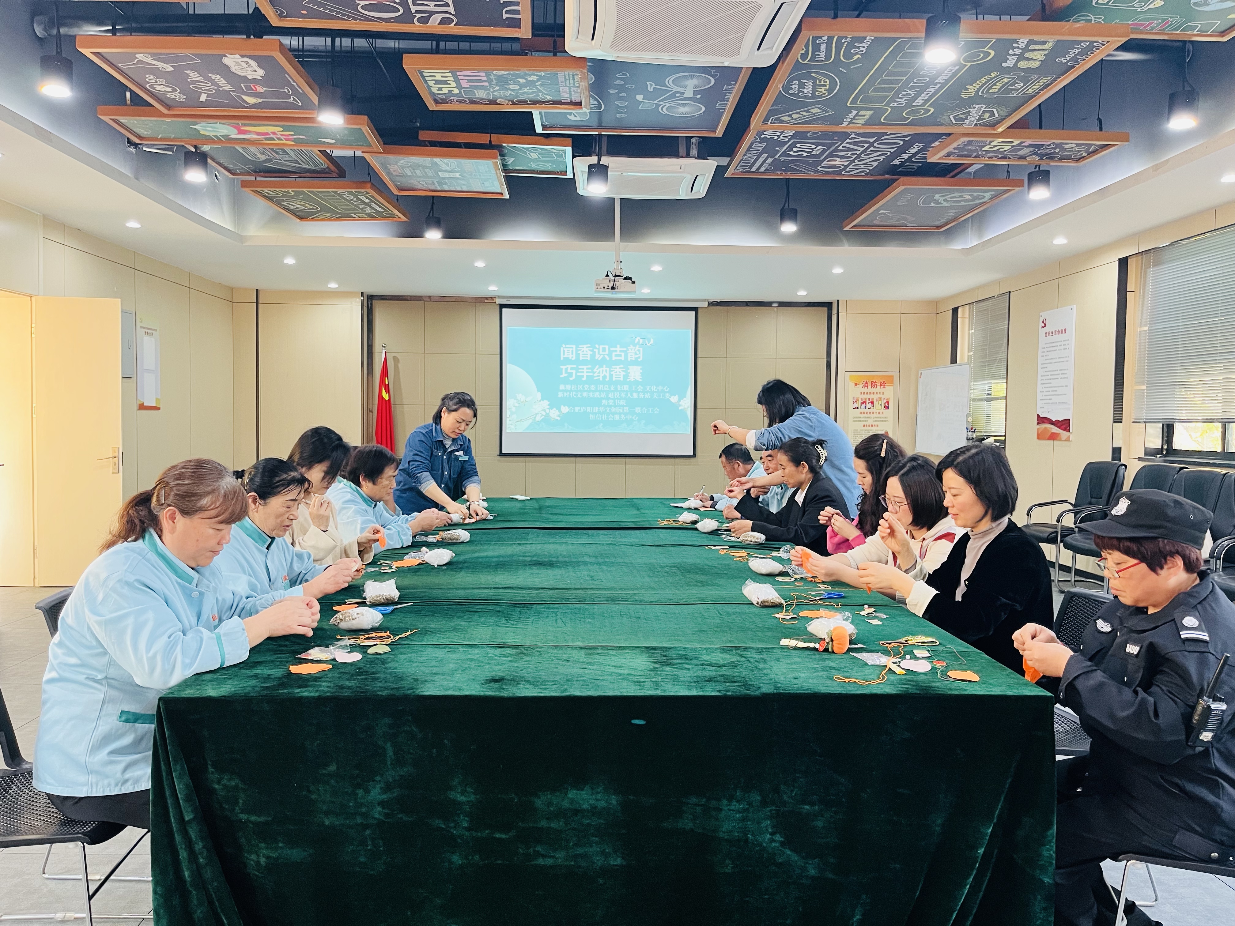 “闻香识古韵 巧手纳香囊”活动在庐阳j9国际站备用文创园进行