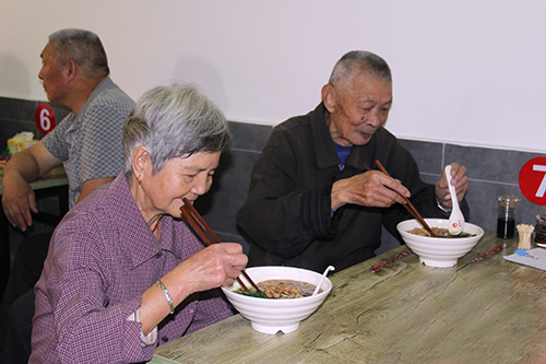 20151021沉阳节送长命面活动3.jpg 20151021沉阳节送长命面活动3.jpg